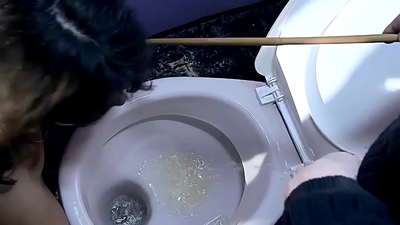 Meine umwerfende private Sexsklavin Melanie Memphis. Sie ist meine Lieblingssklavin, sie sieht unschuldig aus, ist jung, steht auf Analsex und Rollenspiele, und ich kann sie benutzen, wann immer ich will. Teil 1.